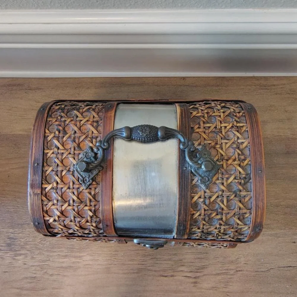 Vtg Wooden Rattan Treasure Trinket Box Brown Latched Brass Ornate Handle